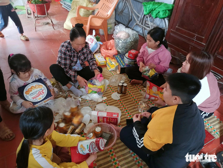 Con cái trở lại thành phố， bỏ lại khoảng lặng trước hiên nhà - Ảnh 1.