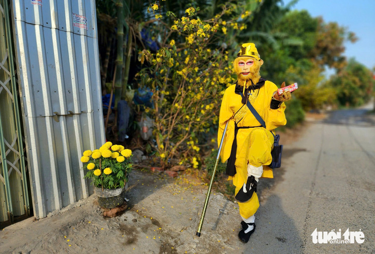 'Tôn Ngộ Không' một tay múa gậy bán vé số dạo， từng bán 12 tờ độc đắc - Ảnh 1.